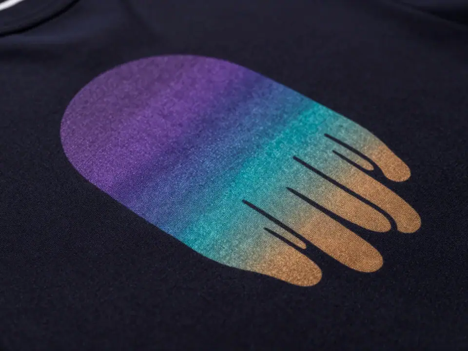 Colour-change print graduating violet through teal to amber